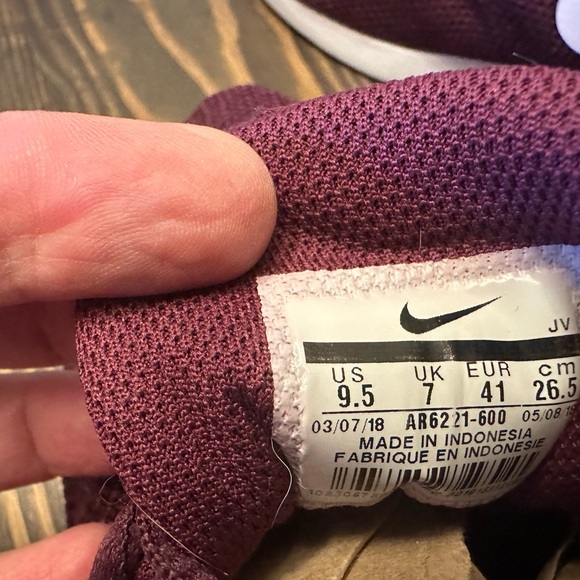 Nike Women's Tanjun SE Mesh Sneakers Sz. 9.5 US Burgundy White Grape AR 6221-600 - Picture 3 of 4